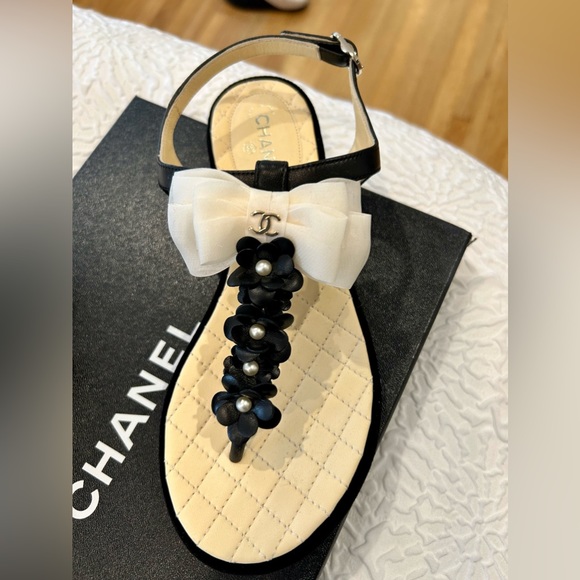 CHANEL Pearl and Bow Sandals Sz 35.5 - Picture 3 of 8